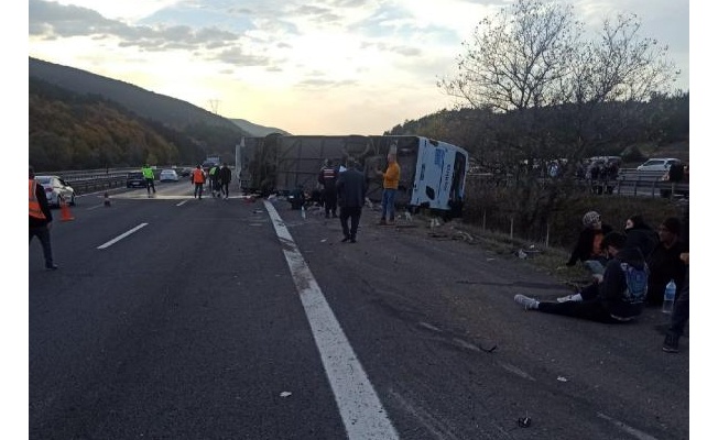 Bolu'da yolcu otobüsü devrildi; 3 ölü, 16 yaralı