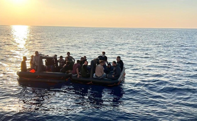 Dalaman'da Yunan unsurlarının ittiği 63 kaçak göçmen kurtarıldı