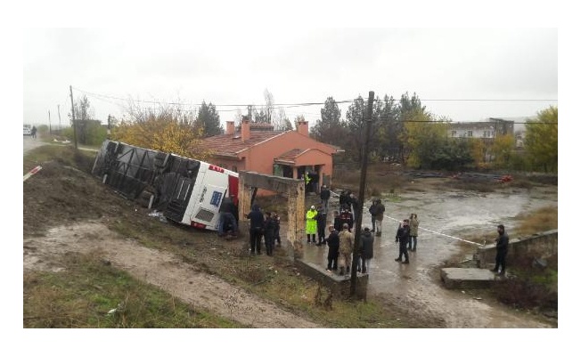 Diyarbakır’da yolcu otobüsü devrildi: 3’ü ağır 35 yaralı