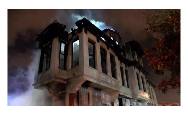 Fatih'te 3 katlı tarihi binada yangın 