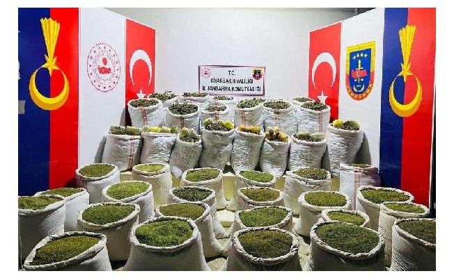 İçişleri: Diyarbakır'da 750 kilo toz esrar ile 1200 kilo kubar esrar ele geçirildi