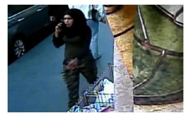 Kadın teröristin Esenler'de telefonla konuşarak ilerleyişi kamerada