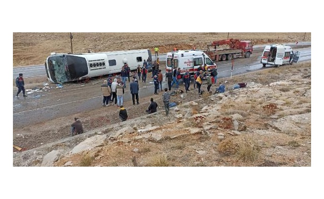 Sivas'ta göçmenleri taşıyan yolcu otobüsü devrildi; 3 ölü, 27 yaralı 