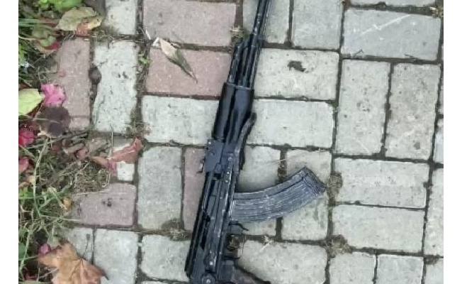 Suç örgütü üyelerine operasyonda Kalaşnikof tüfekler ele geçirildi