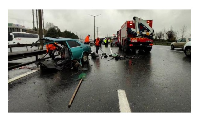 Eyüpsultan'da otomobilin ikiye bölündüğü kazada 2 kişi ağır yaralandı
