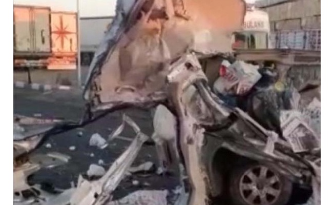 Hafif ticari araç, TIR'a arkadan çarptı: Sürücü yaralı, eşi öldü