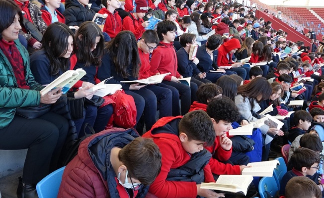 Trabzon'da 1461 öğrenci tribünde kitap okudu