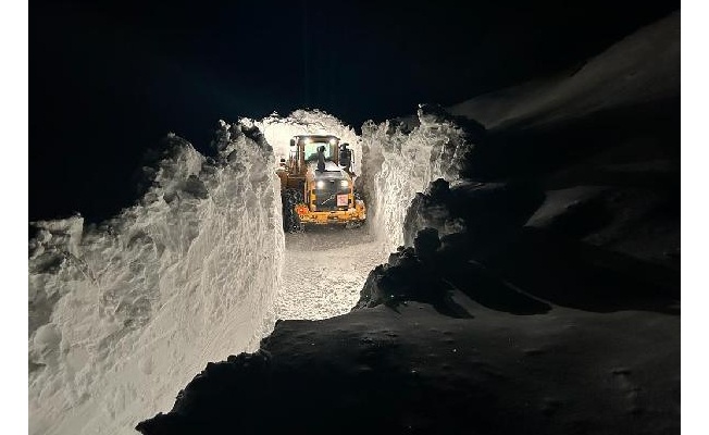 Yüksekova'da karla mücadele gece de sürüyor