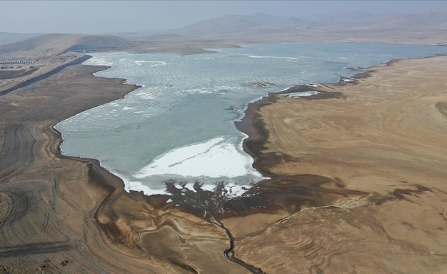 Ağrı'da içme ve tarımsal sulamada kullanılan Patnos Barajı'nın suyu çekiliyor