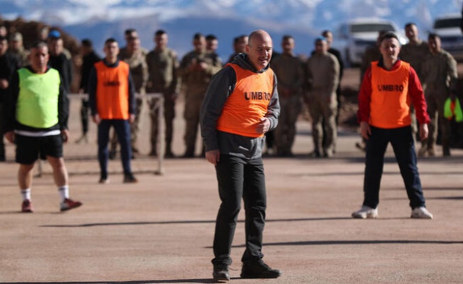 Bakan Soylu, Şırnak'ta jandarmalarla maç yaptı