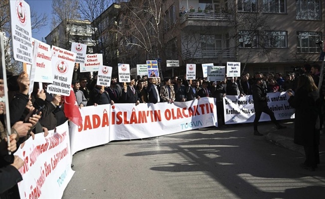 Bazı sivil toplum kuruluşları İsveç'te Kur'an-ı Kerim yakılmasını protesto etti