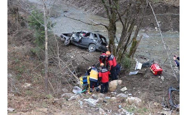 Bolu'da takla atarak dere yatağına devrilen otomobildeki 5 kişi yaralandı