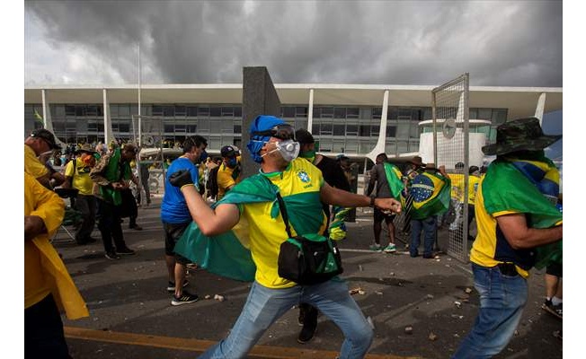 Brezilya'da yüzlerce Bolsonaro destekçisi Kongre binasını bastı