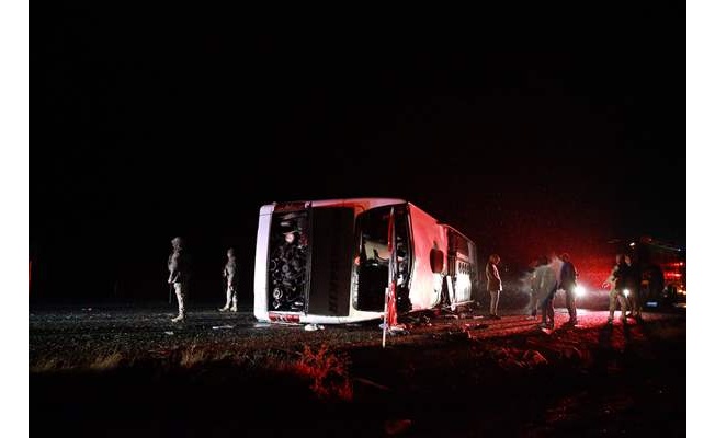 Diyarbakır'da yolcu otobüsünün devrilmesi sonucu 5 kişi öldü, 23 kişi yaralandı