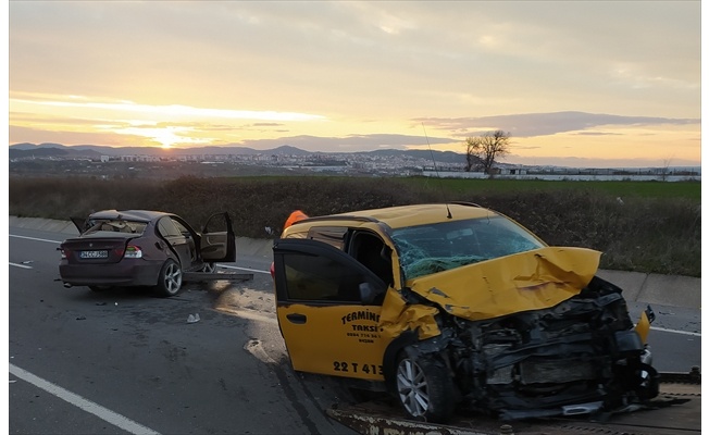 Edirne'de zincirleme trafik kazasında yaralanan iki kardeşten biri öldü
