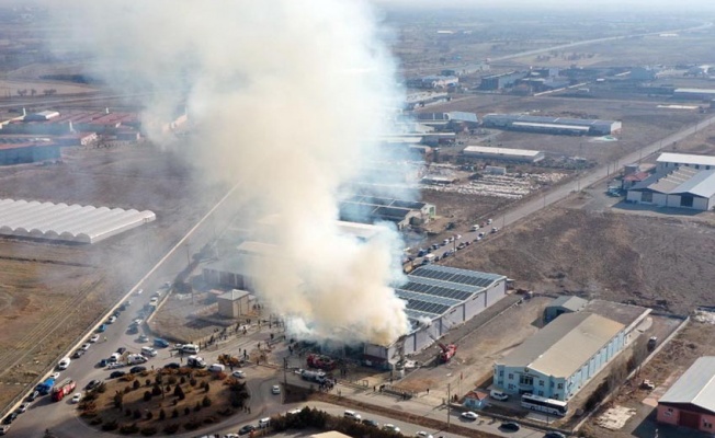 Erzincan'da mobilya deposunda yangın