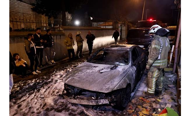 Fatih'te park halindeyken yanan otomobil kullanılamaz hale geldi