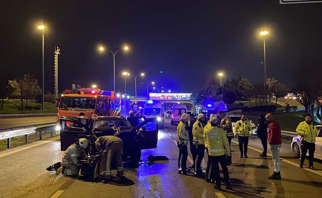Maltepe'de minibüse çarpan otomobildeki 4 kişi yaralandı