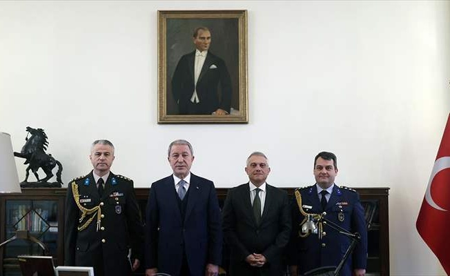 Milli Savunma Bakanı Akar, Türkiye'nin Londra Büyükelçiliği'ni ziyaret etti