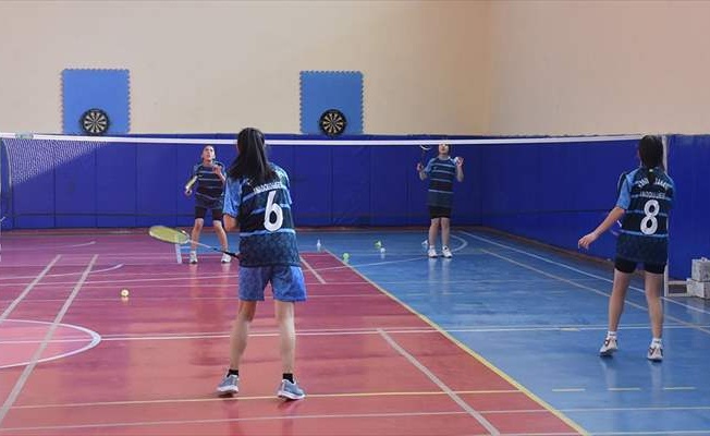 Sayıları her geçen gün artan Kars'ın badmintoncu kızları başarıya raket sallıyor