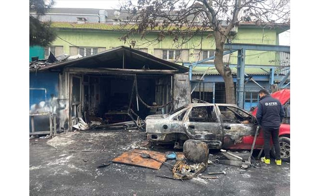 Zeytinburnu'nda yanan otomobilden iş yerine sıçrayan yangın söndürüldü