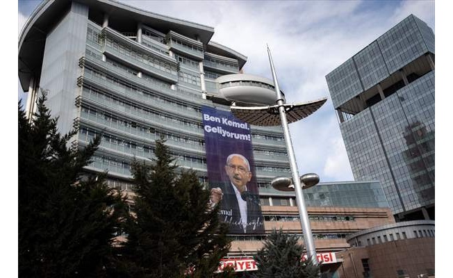 CHP Genel Merkezi'ne "Ben Kemal, geliyorum" afişi asıldı