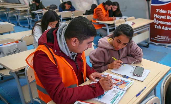 Depremzede öğrencilerin enkaz altında kalan hayalleri kurslarla yeşertiliyor