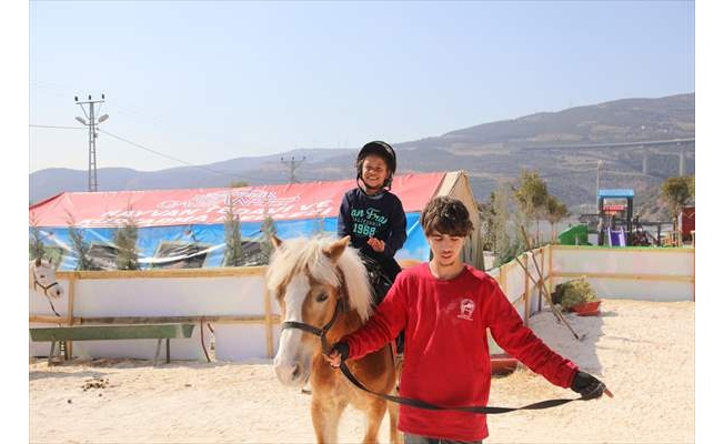 Gaziantep'te çocuklar atlı terapiyle depremin travmatik etkisinden uzaklaşıyor 