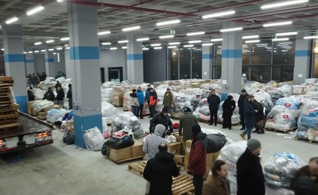 İstanbul'dan deprem bölgelerine acil yardım malzemesi desteği artarak devam ediyor