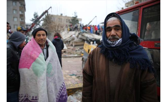 Şanlıurfa'da enkaz altındakilerin yakınlarının umutlu bekleyişi sürüyor 