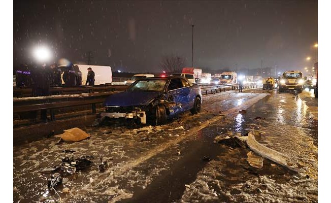 TEM Otoyolu Esenler mevkisindeki kazada 1 kişi öldü, 1 polis yaralandı