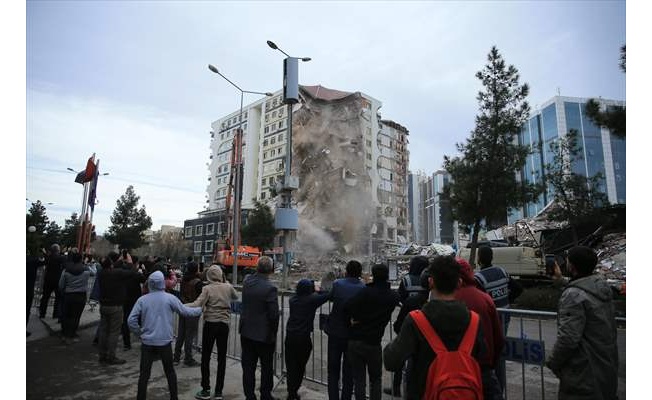 Diyarbakır'da ağır hasarlı iş merkezi ve üstündeki sitenin yıkımına yeniden başlandı