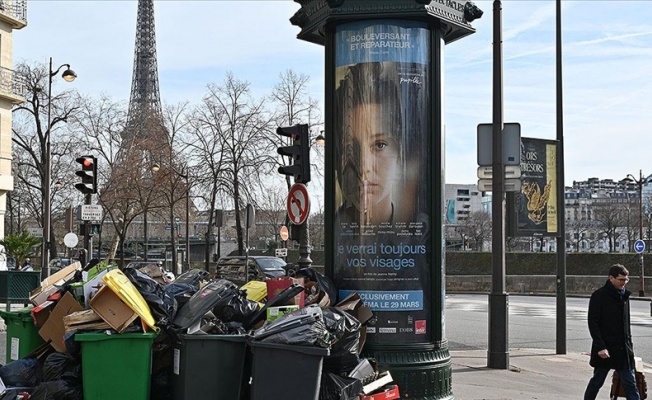 Paris'te Emniyet Müdürlüğü, grevdeki çöp toplayıcılarını zorla çalıştırmaya başladı