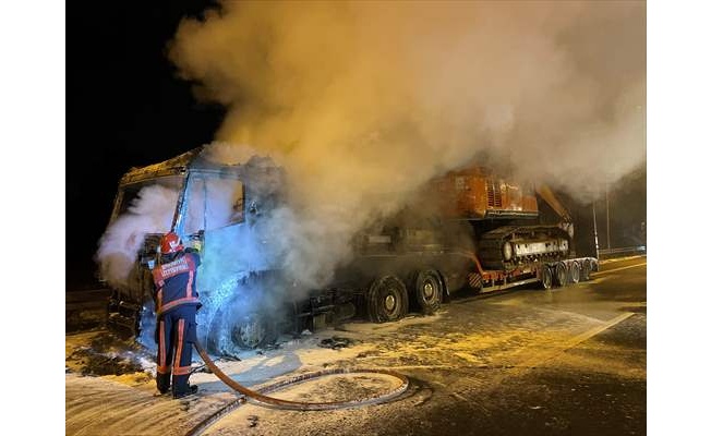 Sakarya'da deprem bölgesi Kahramanmaraş'a iş makinesi taşıyan tır yandı