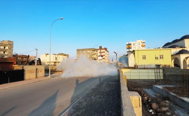 Şanlıurfa'da depremde hasar gören minarelerin yıkımı sürüyor
