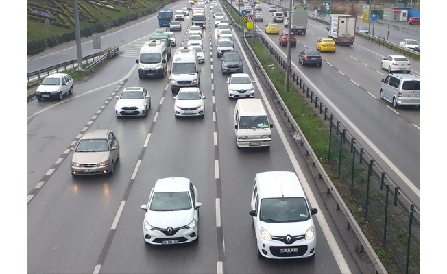 Yağış nedeniyle İstanbul'un bazı ilçelerinde trafik yoğunluğu oluştu