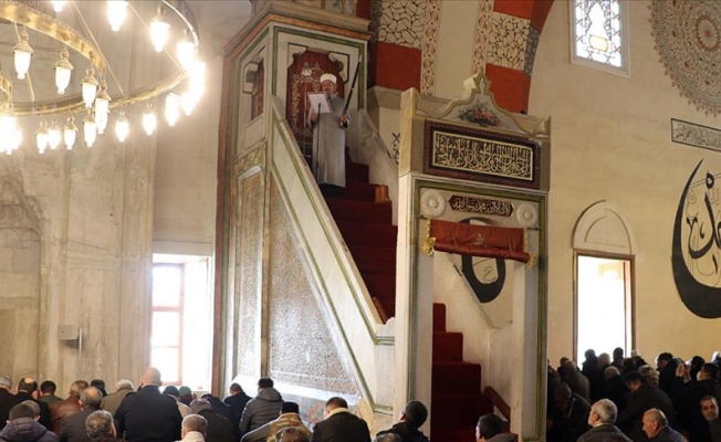 Edirne'deki Eski Cami'de imamlar 6 asırdır cuma ve bayram hutbelerine kılıçla çıkıyor