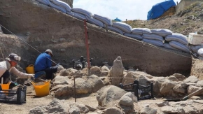 Pulur Höyük'te 3 bin yıllık insan yüzlü seramik kap parçası bulundu