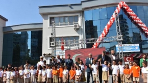 İzmir'de 'ilk gün' heyecanı; 738 bin 273 öğrenci dersbaşı yaptı