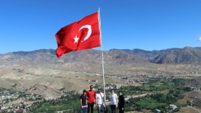Dağın zirvesine tırmanıp, yıpranan Türk bayrağını yenisiyle değiştirdiler